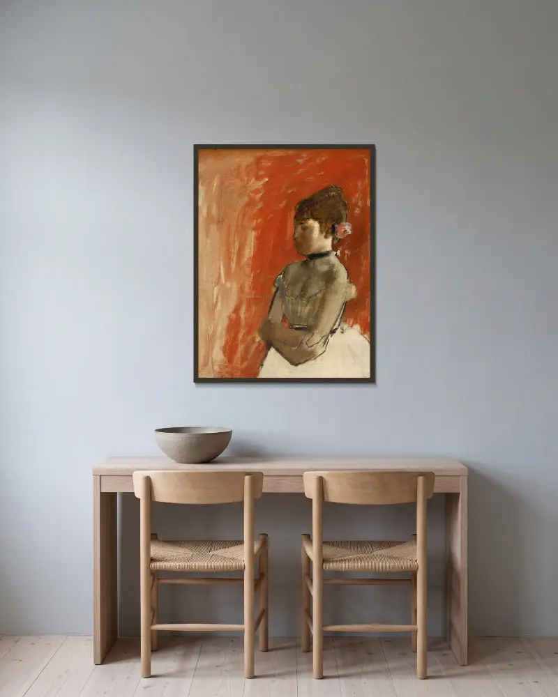 Tänzerin mit verschränkten Armen von Edgar Degas gerahmt an einer Wand