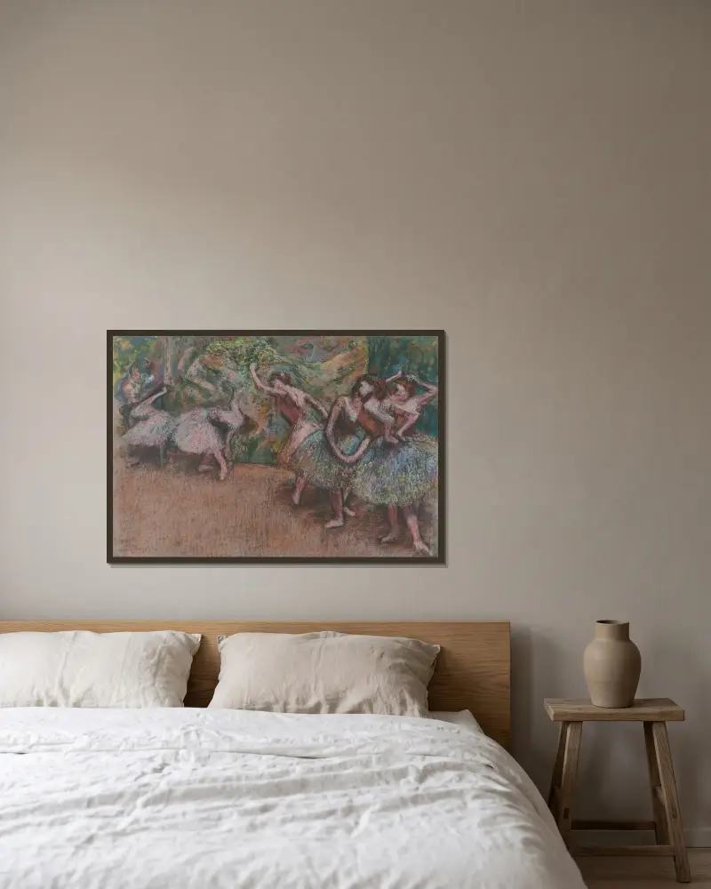 Ballettszene von Edgar Degas gerahmt an einer Wand