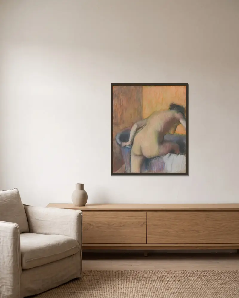 Frau, die in eine Badewanne steigt von Edgar Degas gerahmt an einer Wand