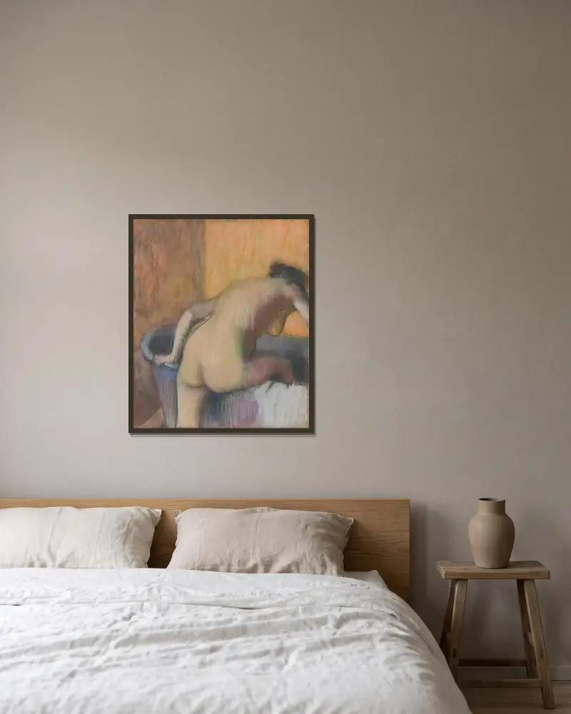 Frau, die in eine Badewanne steigt von Edgar Degas gerahmt an einer Wand