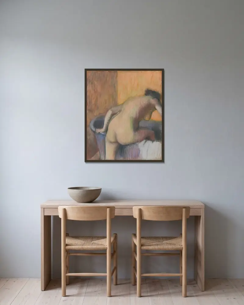 Frau, die in eine Badewanne steigt von Edgar Degas gerahmt an einer Wand