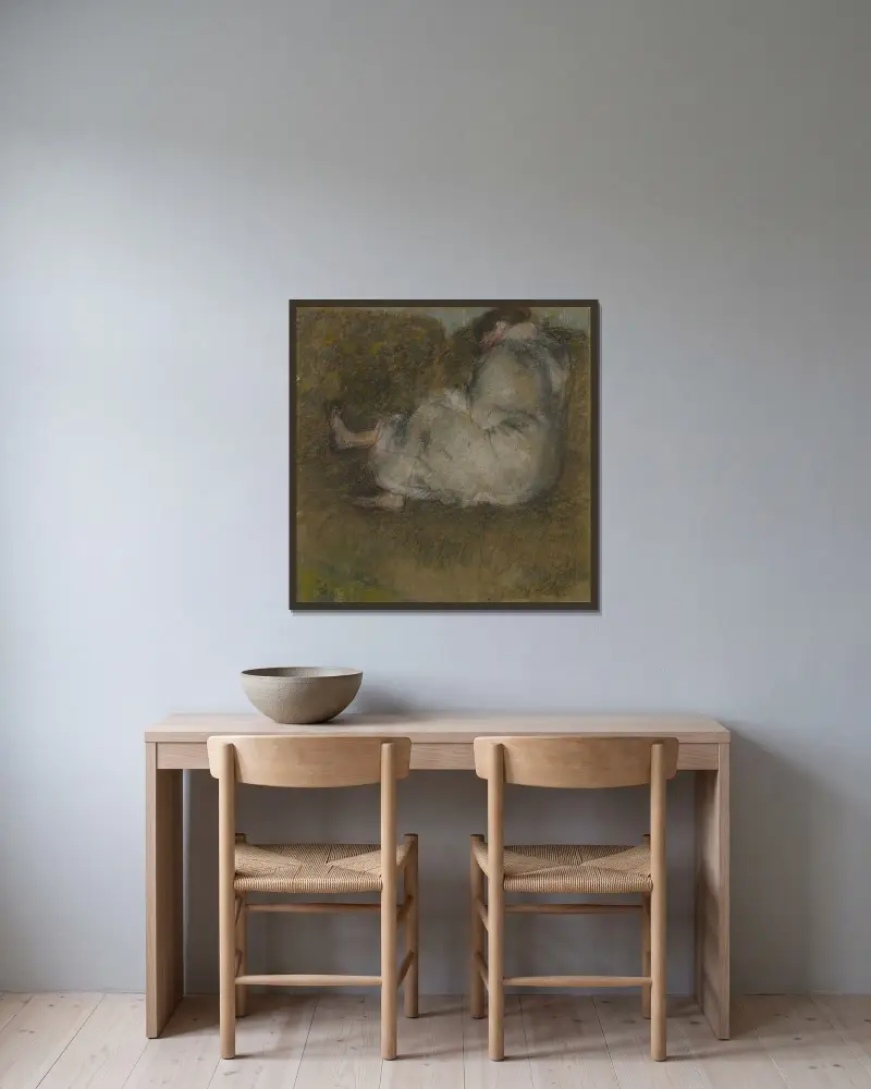 Femme assise sur un divan av Edgar Degas inramad på en vägg
