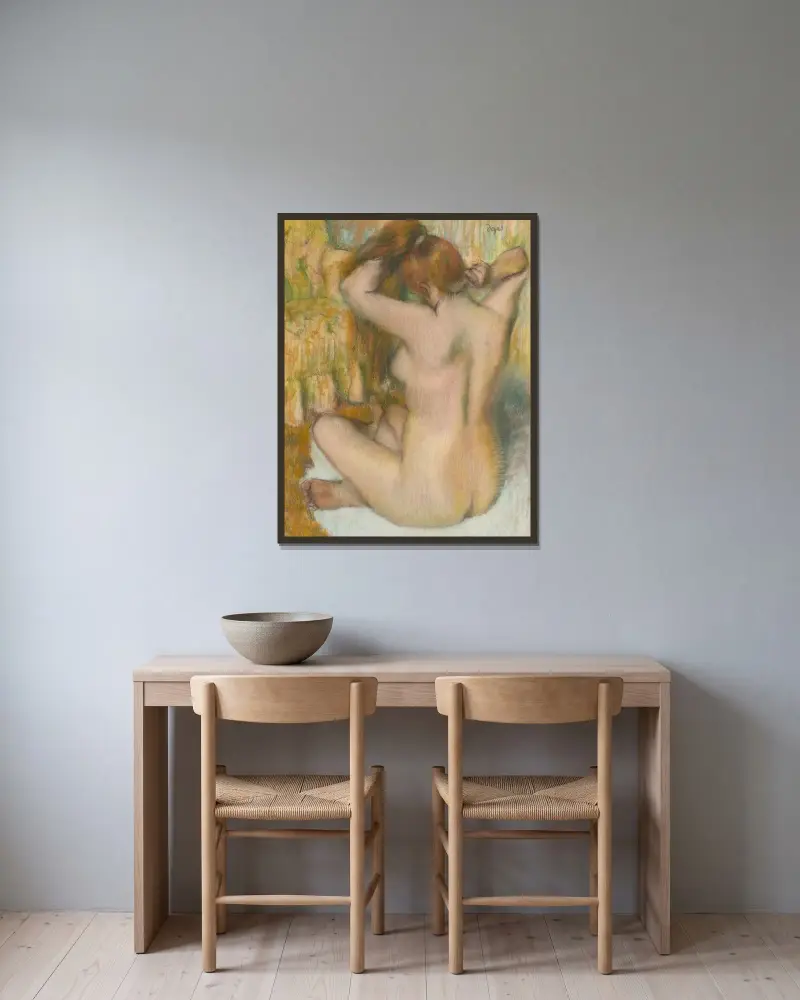 Femme nue, de dos, se coiffant (femme se peignant) (ca 1886-1888.) av Edgar Degas inramad på en vägg