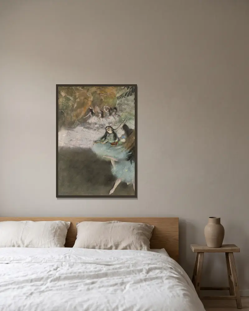 Na scéně, Edgar Degas v rámu na stěně