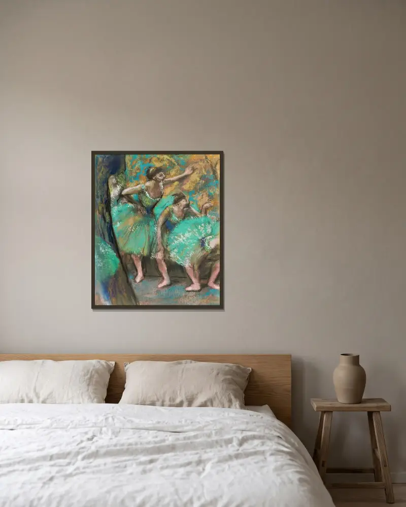 Die Tänzerinnen von Edgar Degas gerahmt an einer Wand