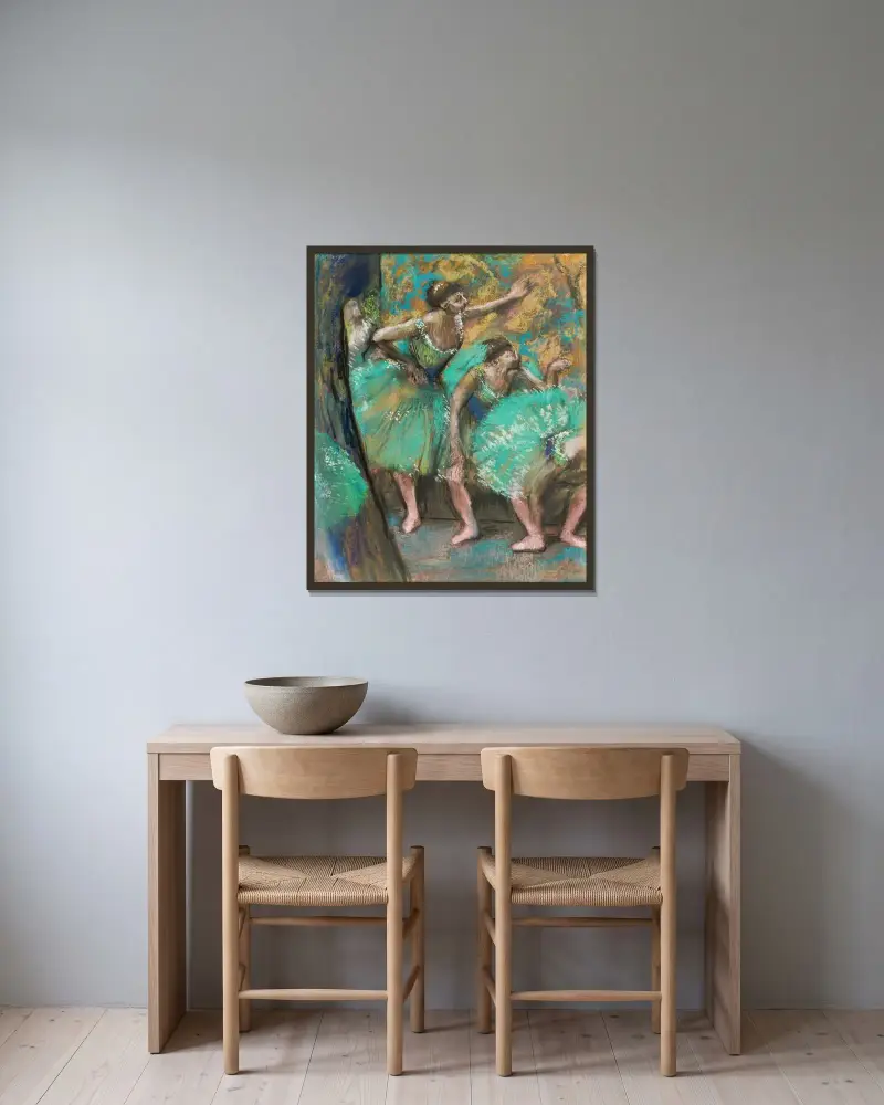 Die Tänzerinnen von Edgar Degas gerahmt an einer Wand