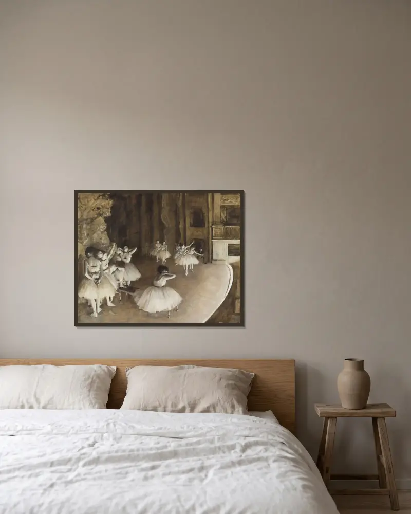 Balettrepetition på scenen av Edgar Degas inramad på en vägg