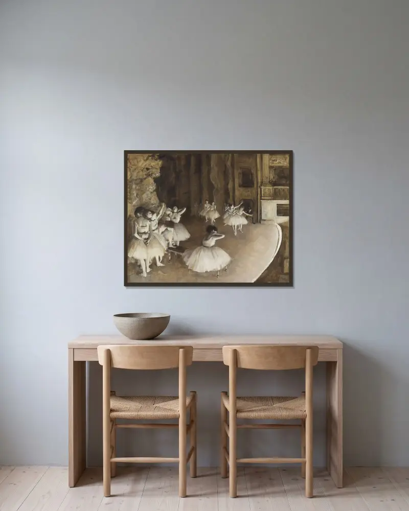 Balettrepetition på scenen av Edgar Degas inramad på en vägg