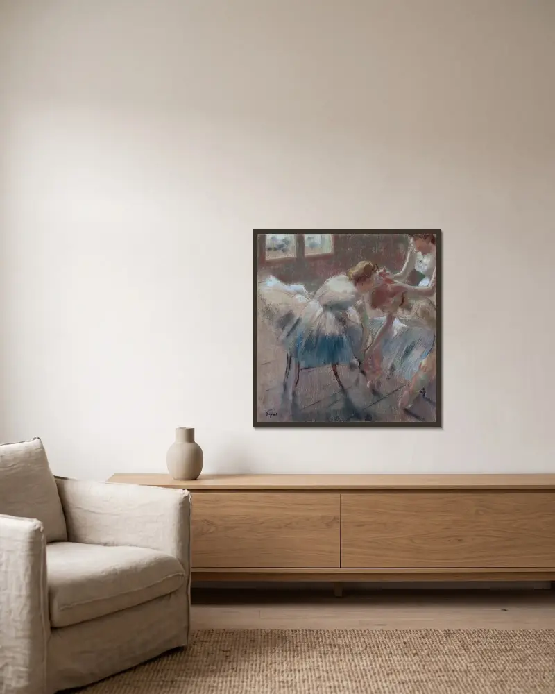 Drei Tänzerinnen bei der Vorbereitung auf den Unterricht von Edgar Degas gerahmt an einer Wand