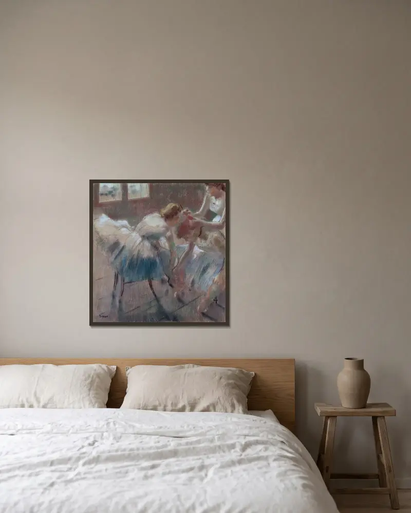 Drei Tänzerinnen bei der Vorbereitung auf den Unterricht von Edgar Degas gerahmt an einer Wand