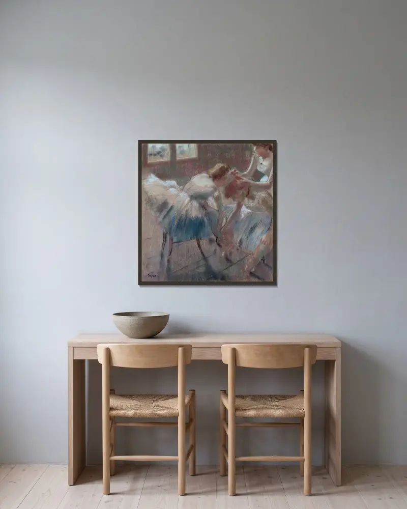 Drei Tänzerinnen bei der Vorbereitung auf den Unterricht von Edgar Degas gerahmt an einer Wand