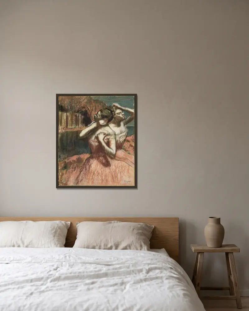 Zwei Tänzerinnen, Nr. 1 von Edgar Degas gerahmt an einer Wand