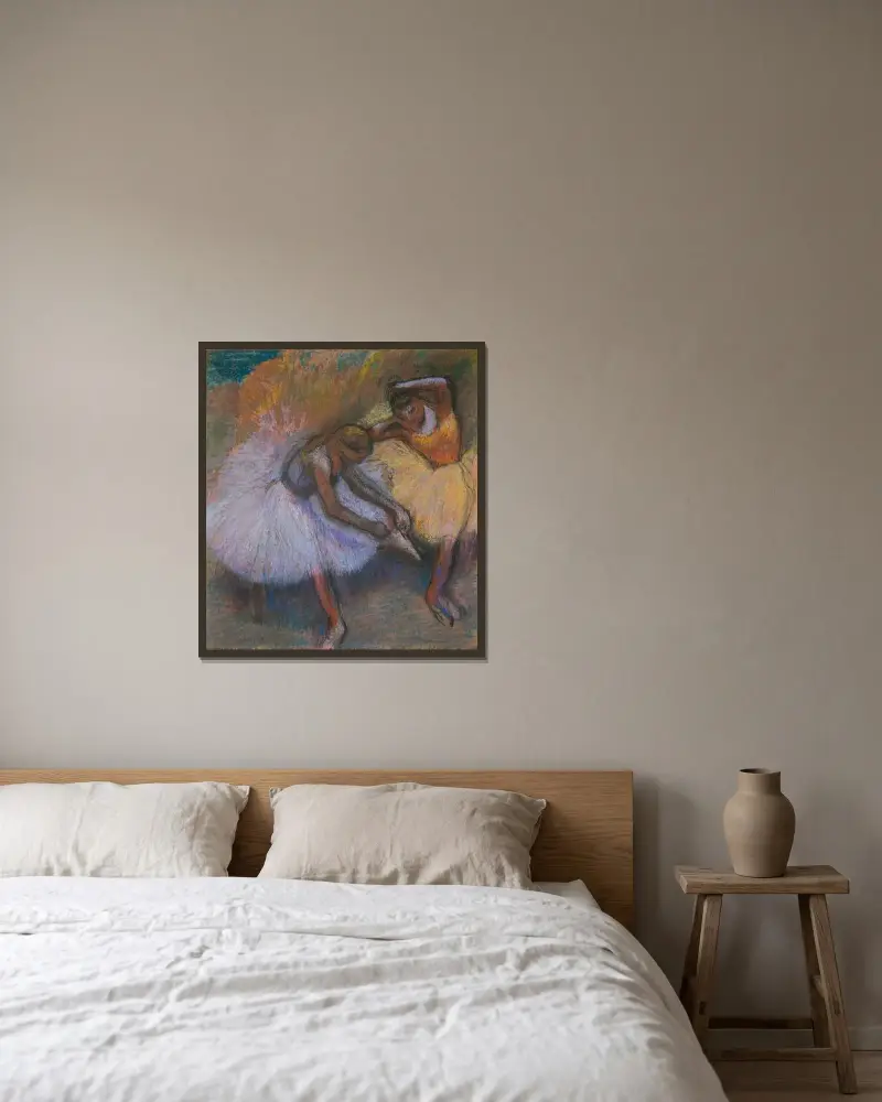 Zwei Tänzerinnen, 1898 von Edgar Degas gerahmt an einer Wand