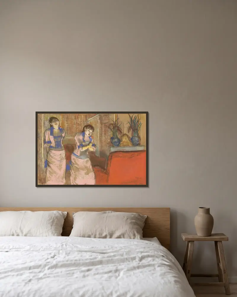 Zwei Frauen von Edgar Degas gerahmt an einer Wand