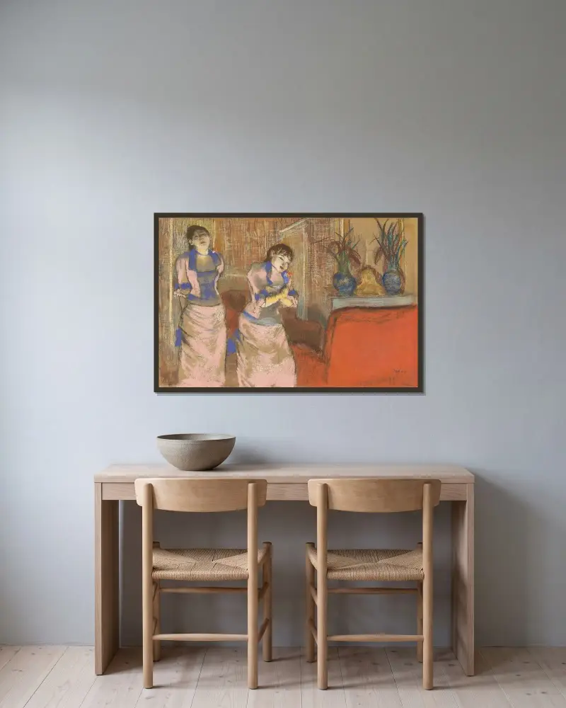 Zwei Frauen von Edgar Degas gerahmt an einer Wand
