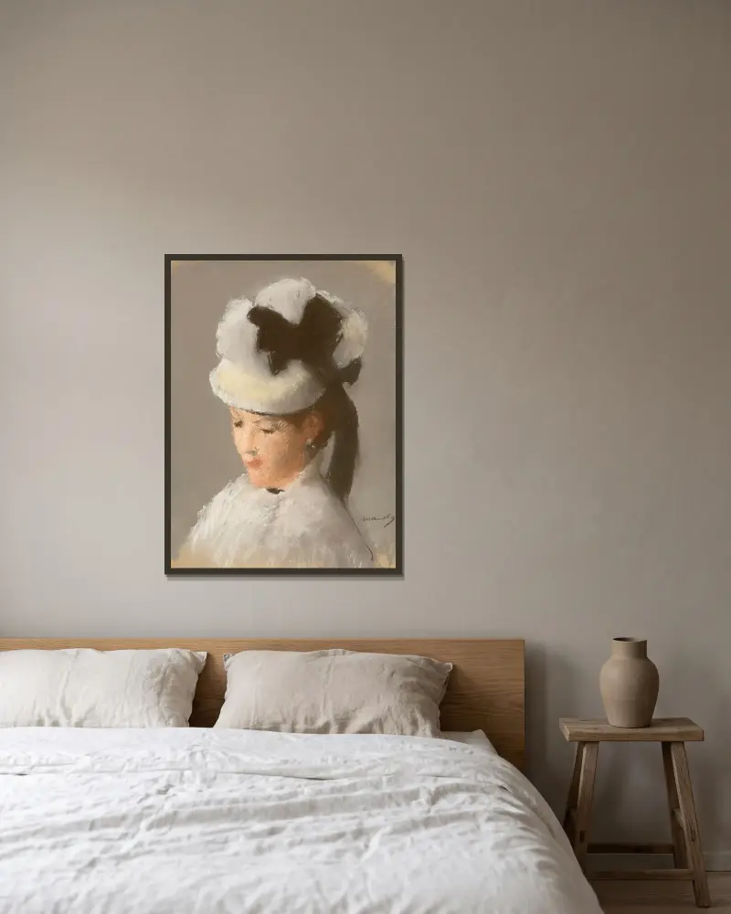 Jeune femme au chapeau blanc av Édouard Manet inramad på en vägg