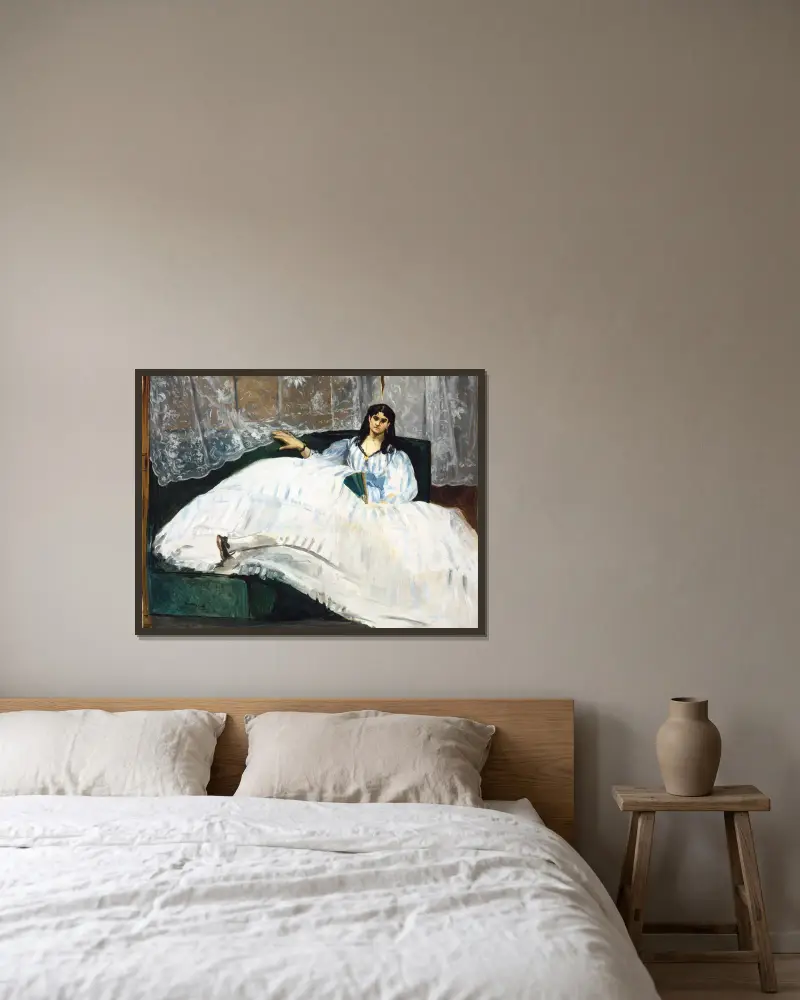 Woman With A Fan av Édouard Manet inramad på en vägg