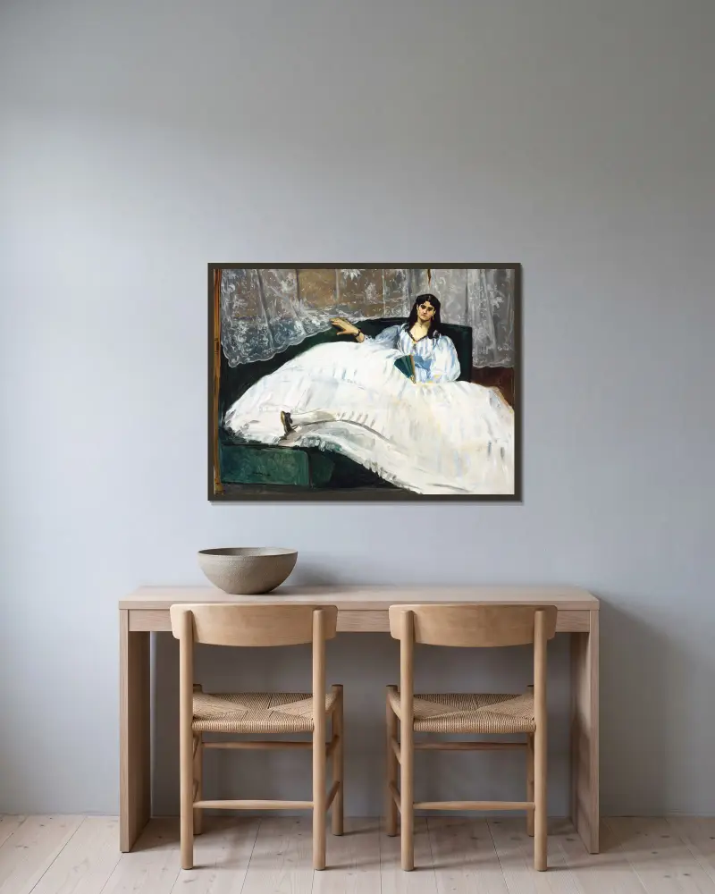 Woman With A Fan av Édouard Manet inramad på en vägg