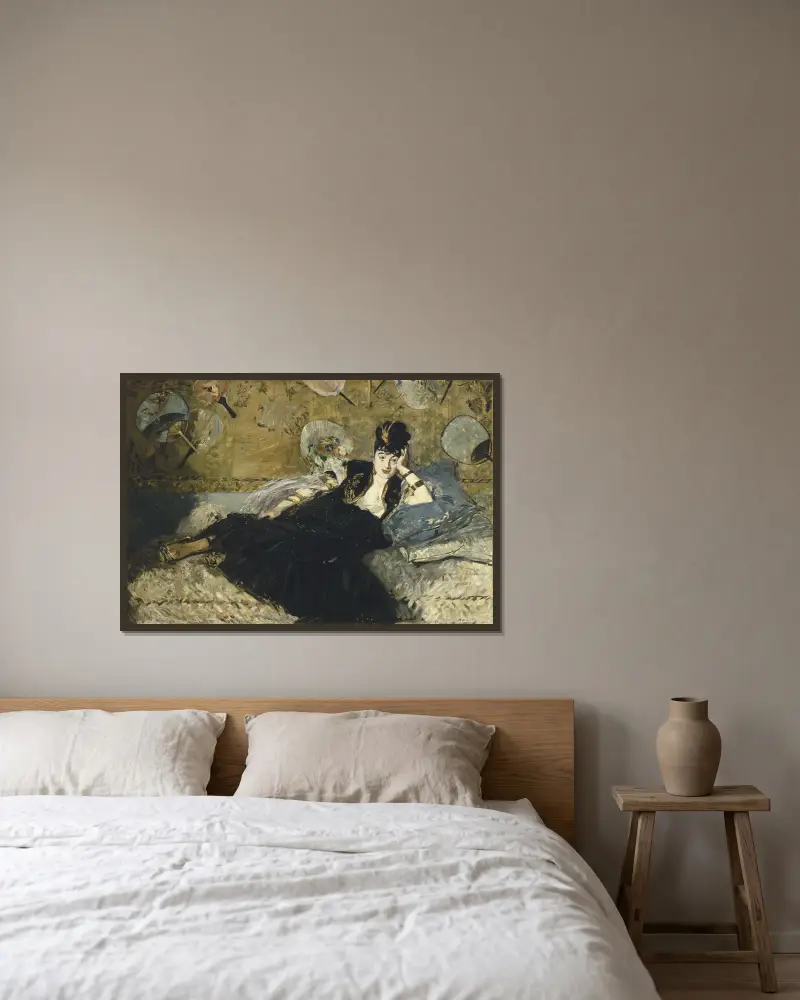 Woman With Fans av Édouard Manet inramad på en vägg