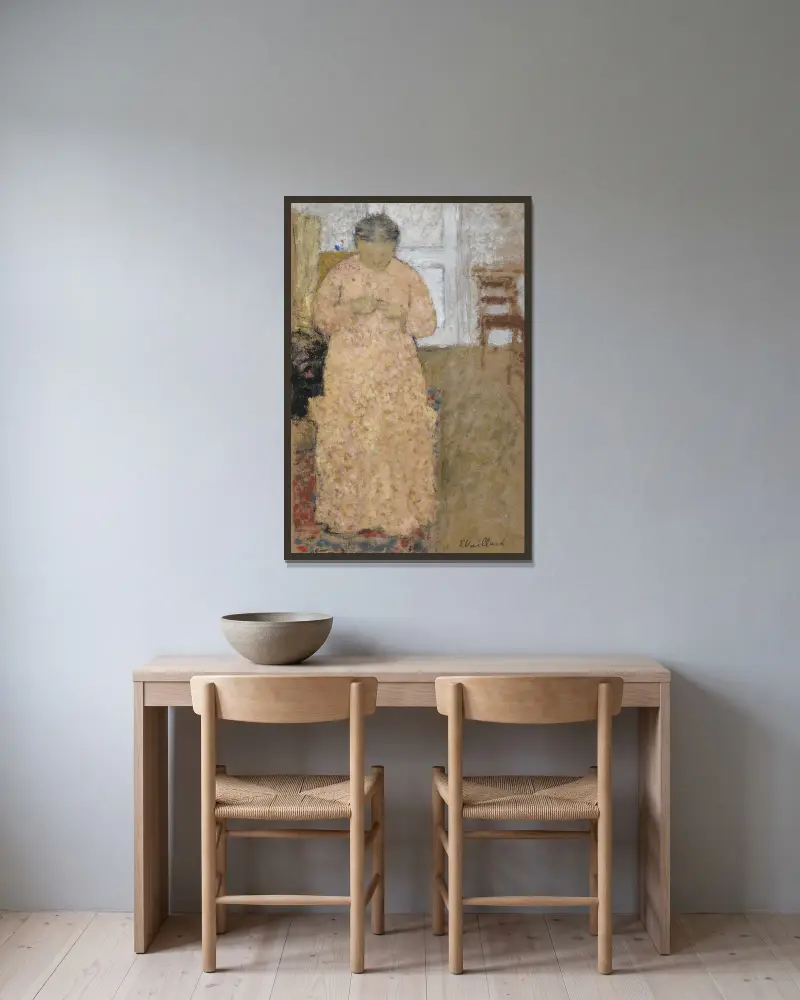 Knitting Woman in Pink Dress av Édouard Vuillard inramad på en vägg