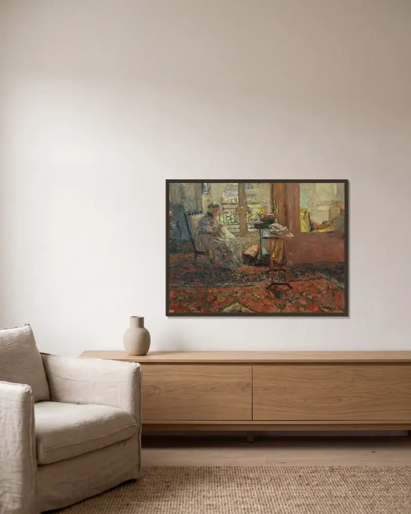 La Couseuse Devant La Fenêtre av Édouard Vuillard inramad på en vägg