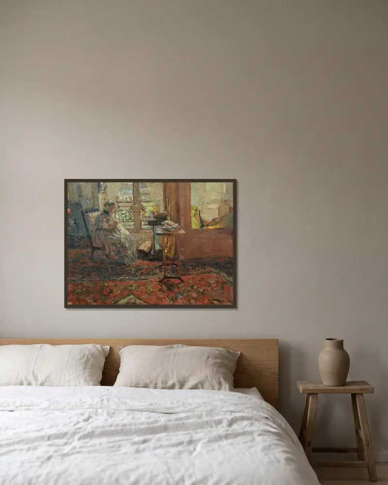 La Couseuse Devant La Fenêtre av Édouard Vuillard inramad på en vägg
