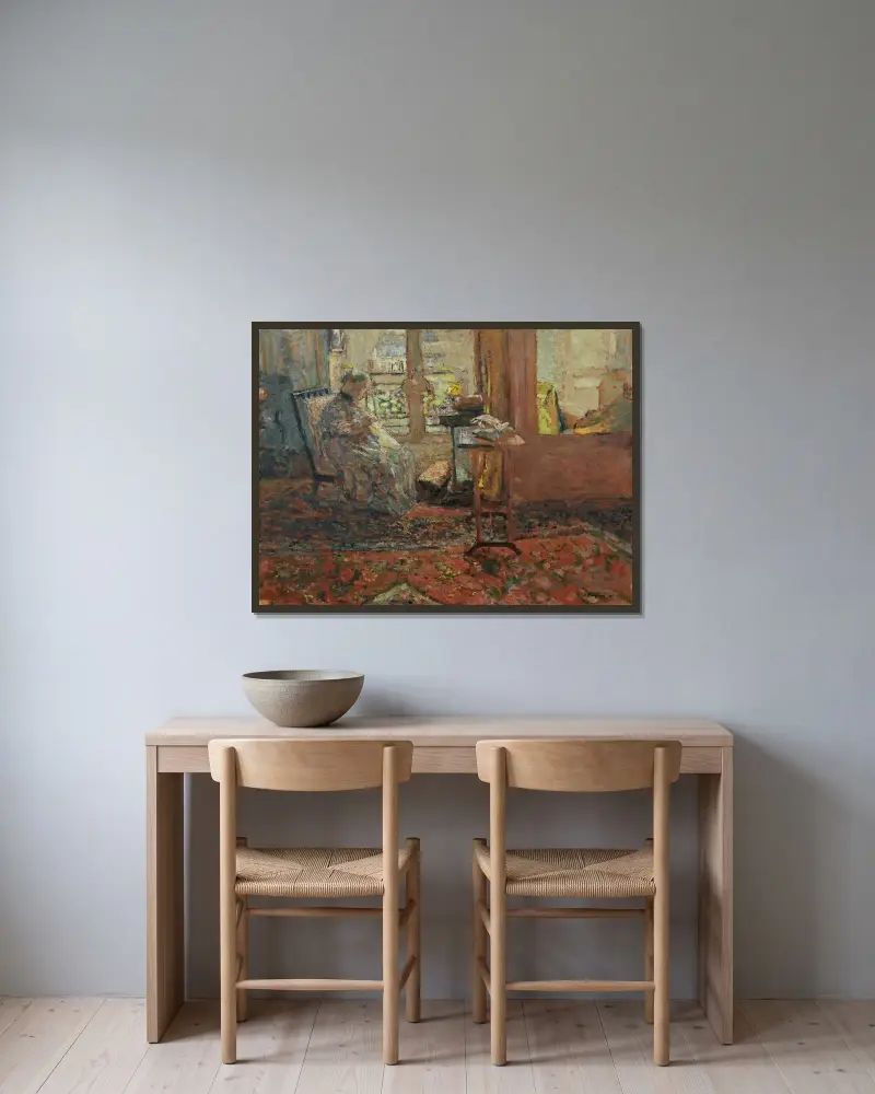 La Couseuse Devant La Fenêtre av Édouard Vuillard inramad på en vägg