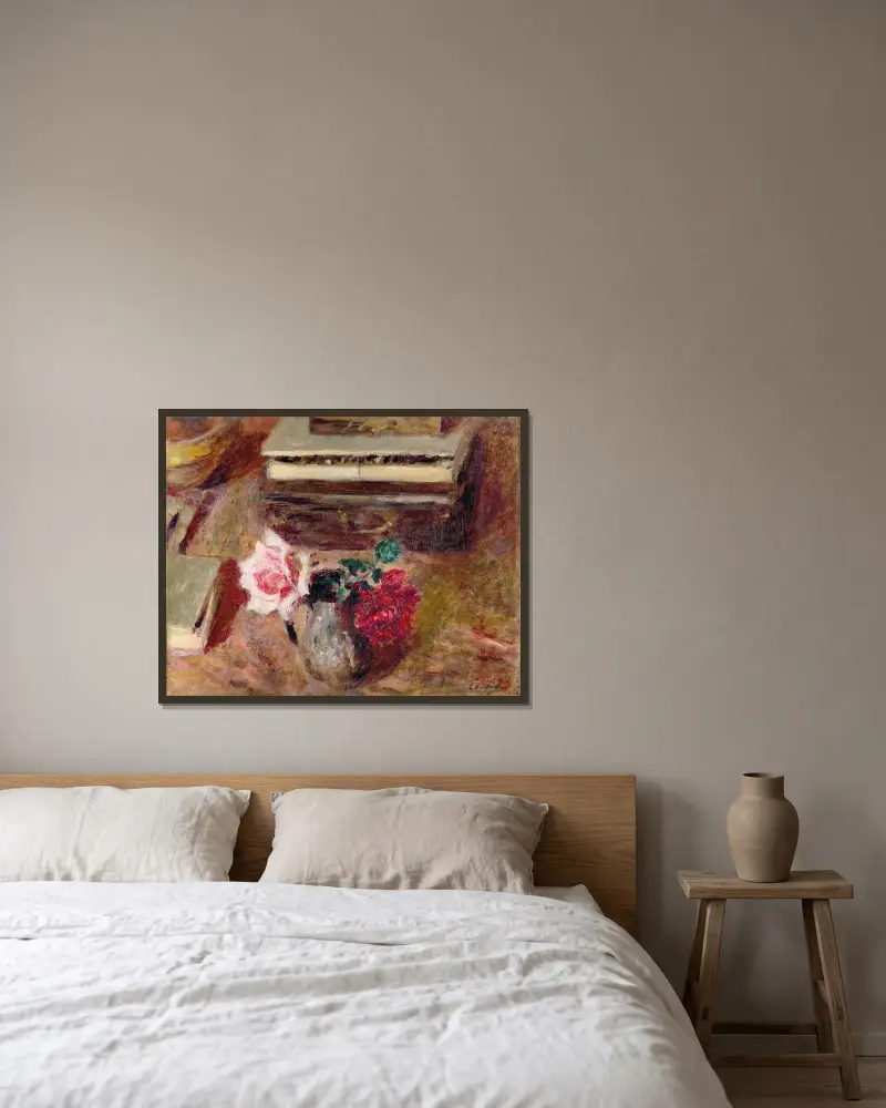 Les Deux roses et la boîte de pastels av Édouard Vuillard inramad på en vägg