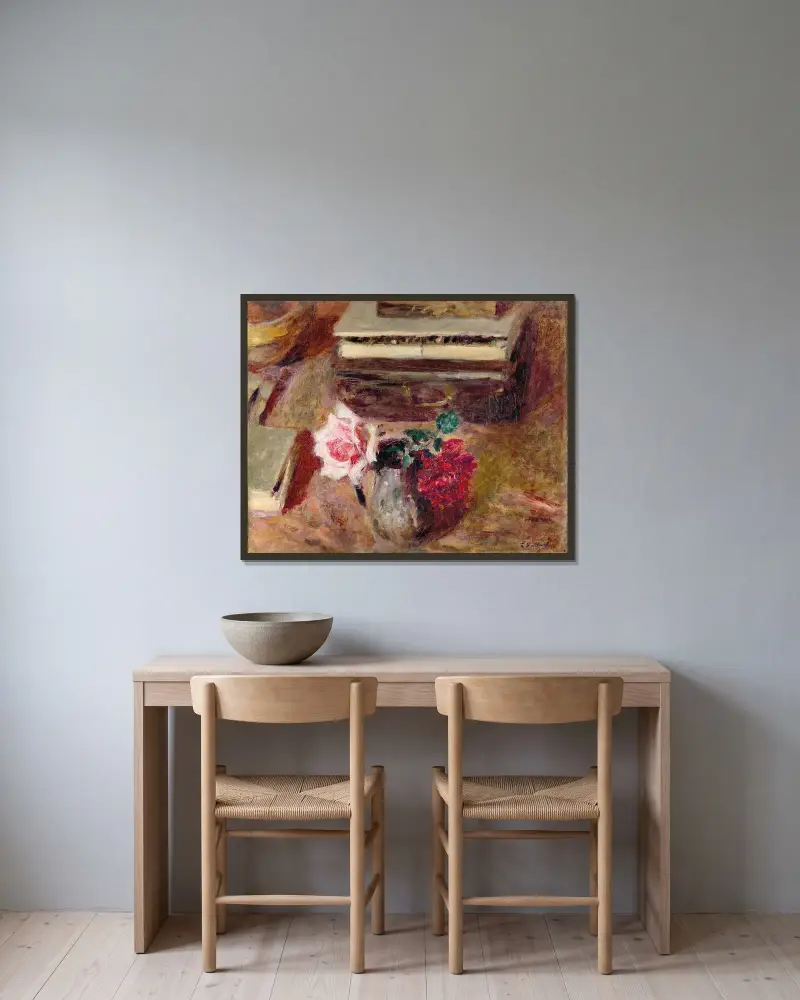 Les Deux roses et la boîte de pastels av Édouard Vuillard inramad på en vägg