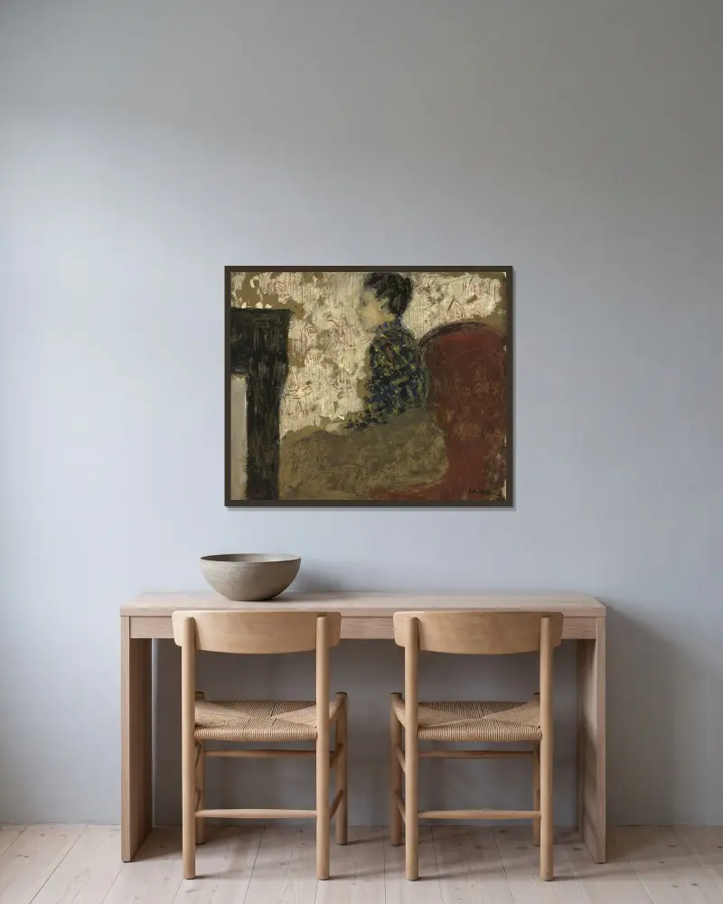 Kvinna som sitter vid kaminen av Édouard Vuillard inramad på en vägg
