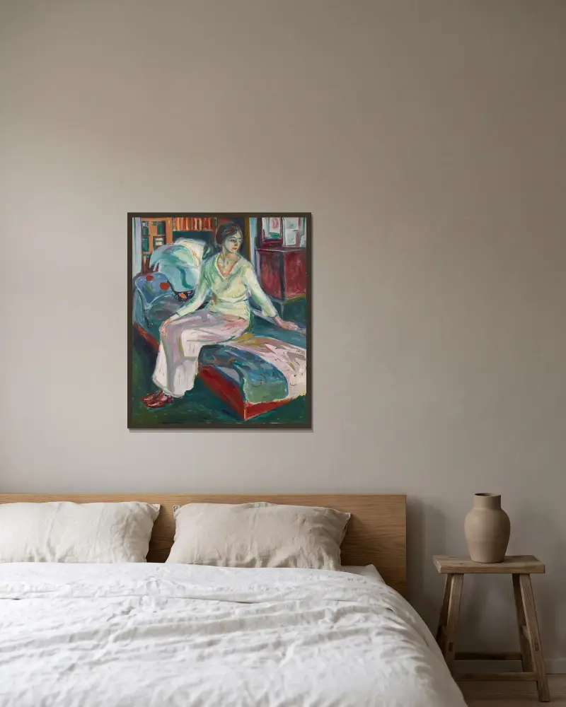 Sedící modelka na pohovce, Edvard Munch v rámu na stěně