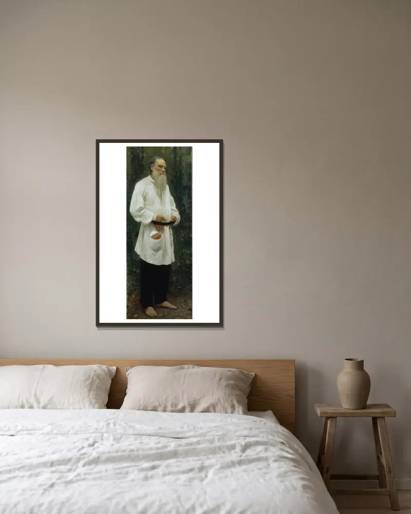 Leo Tolstoi barfuß von Ilya Efimovich Repin gerahmt an einer Wand