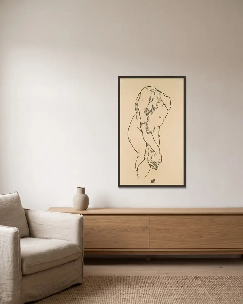 Böjd kvinna med nedböjt huvud och korslagda händer av Egon Schiele inramad på en vägg