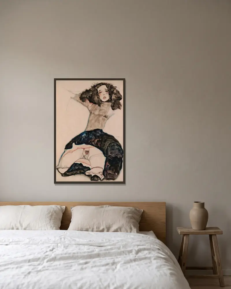 Black-Haired Girl with Lifted Skirt av Egon Schiele inramad på en vägg