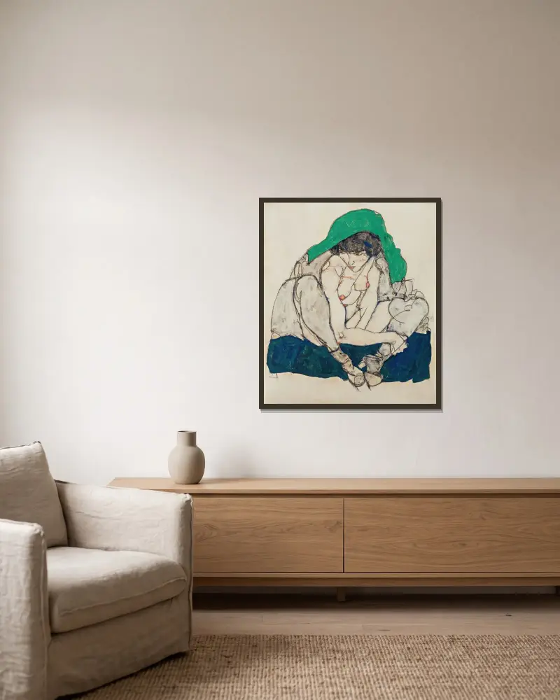 Crouching Woman with Green Headscarf av Egon Schiele inramad på en vägg