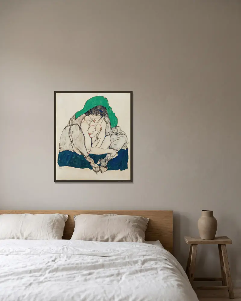 Crouching Woman with Green Headscarf av Egon Schiele inramad på en vägg