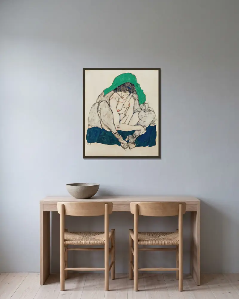 Crouching Woman with Green Headscarf av Egon Schiele inramad på en vägg