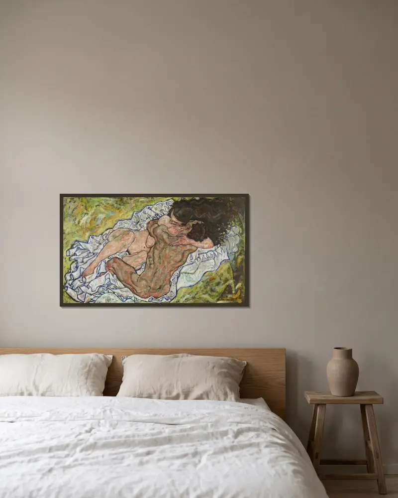 Die Umarmung von Egon Schiele gerahmt an einer Wand