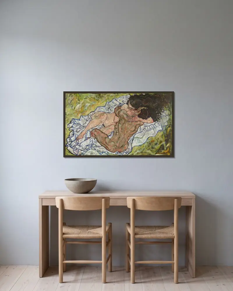 Die Umarmung von Egon Schiele gerahmt an einer Wand