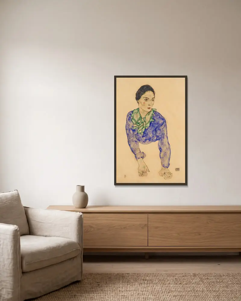 Kvinna med blå och grön halsduk av Egon Schiele inramad på en vägg