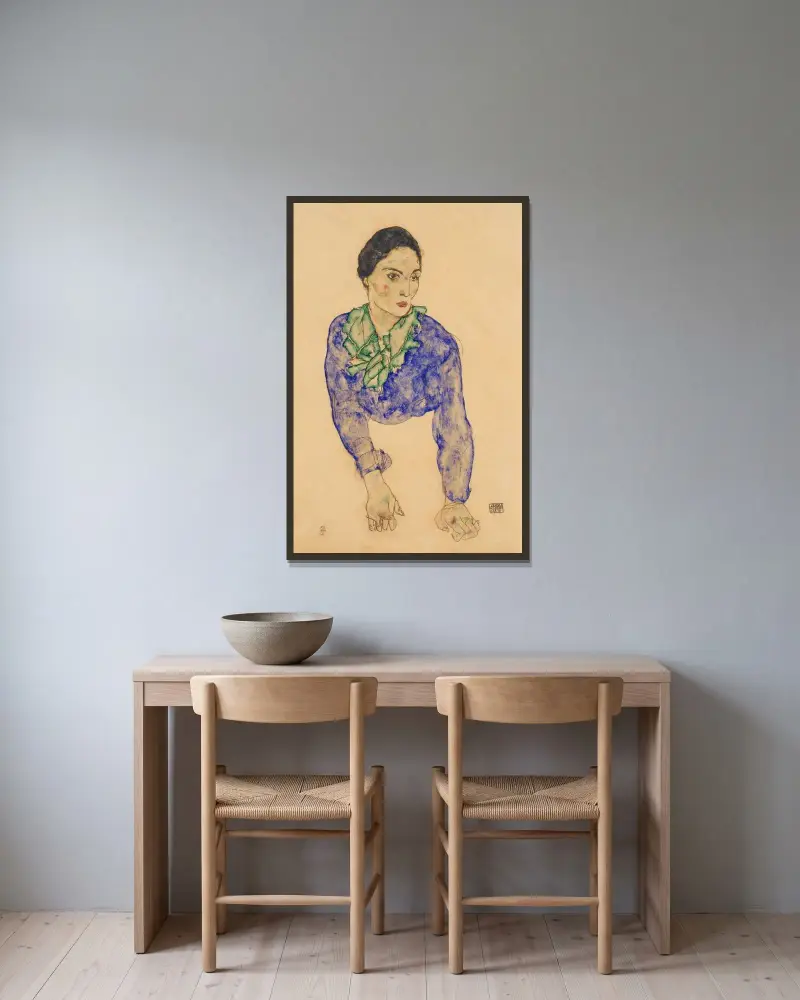 Kvinna med blå och grön halsduk av Egon Schiele inramad på en vägg