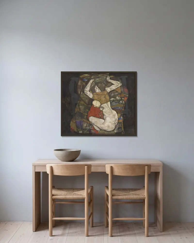 Junge Mutter von Egon Schiele gerahmt an einer Wand