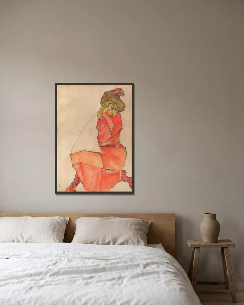 Kneeling Female in Orange-Red Dress av Egon Schiele inramad på en vägg