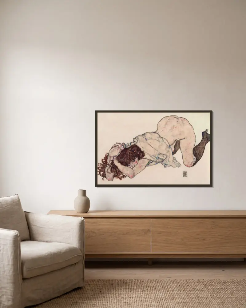 Kneeling Girl, Resting on Both Elbows av Egon Schiele inramad på en vägg