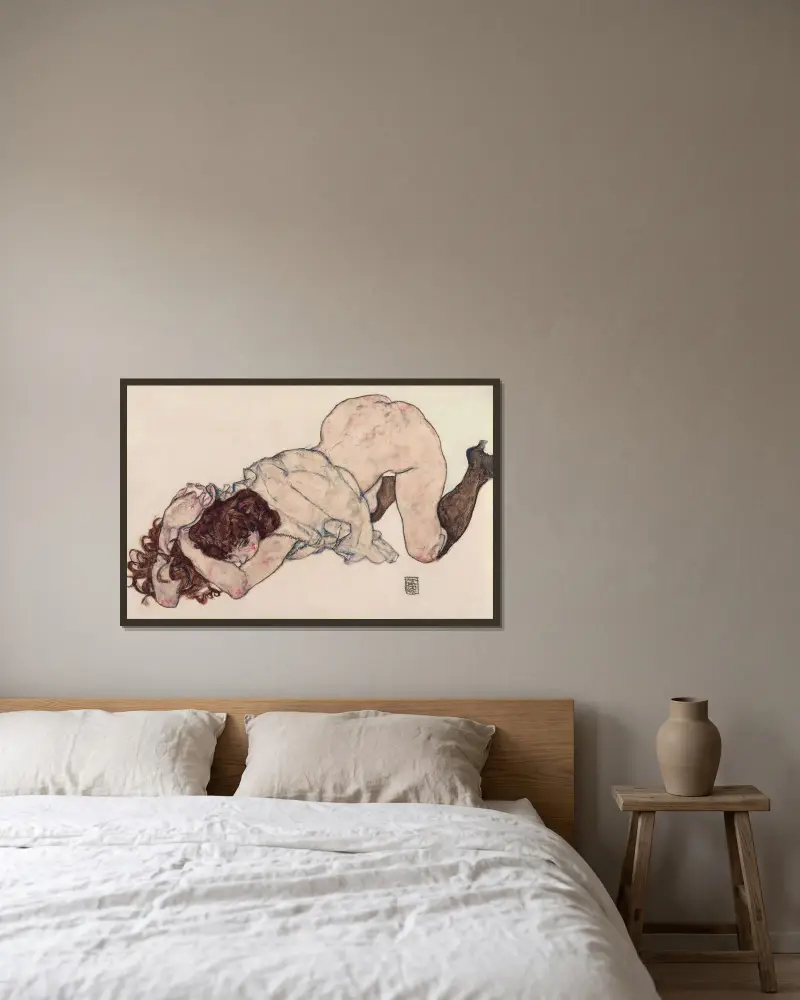 Kneeling Girl, Resting on Both Elbows av Egon Schiele inramad på en vägg