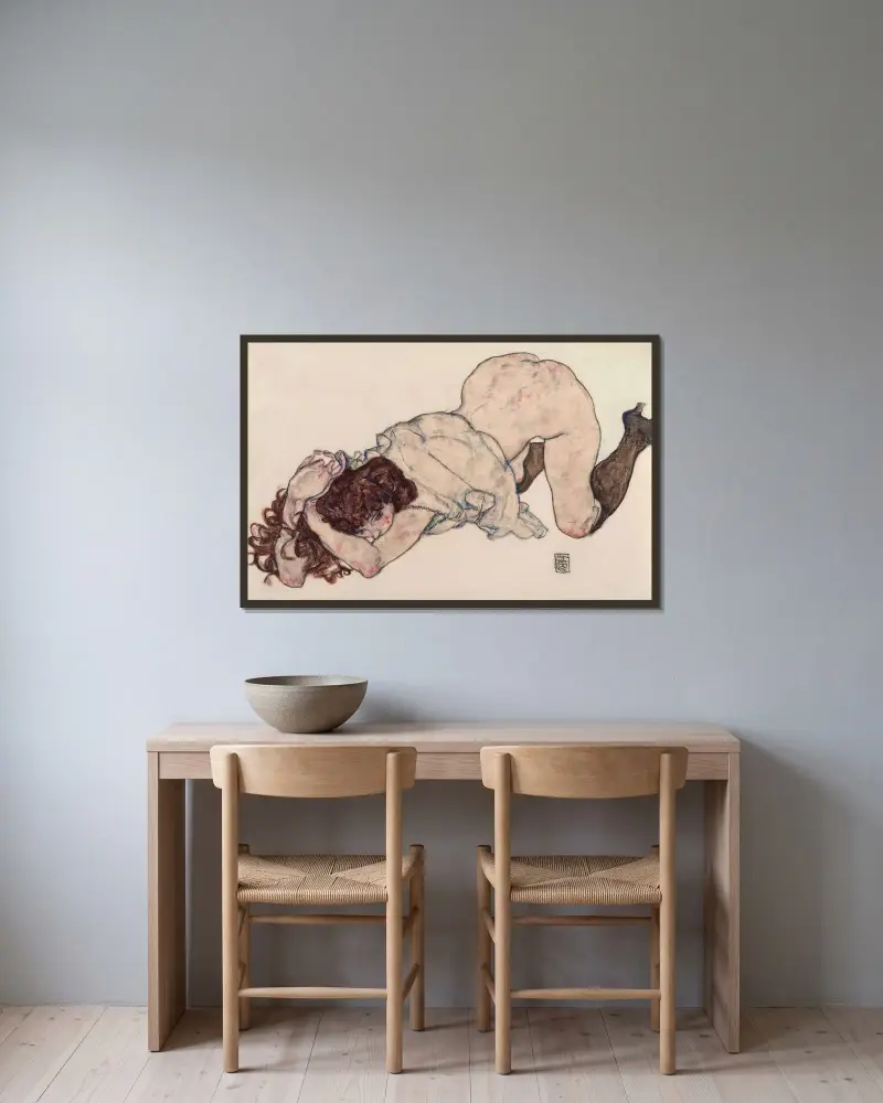 Kneeling Girl, Resting on Both Elbows av Egon Schiele inramad på en vägg