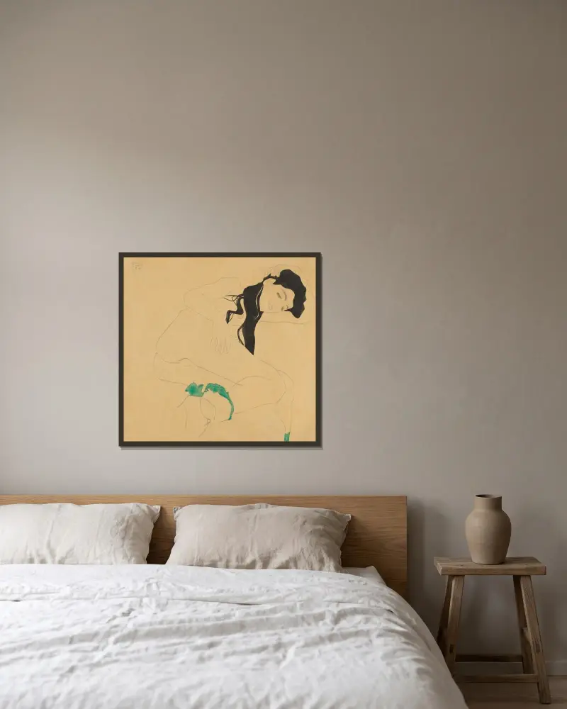 Liegender Mädchenakt von Egon Schiele gerahmt an einer Wand