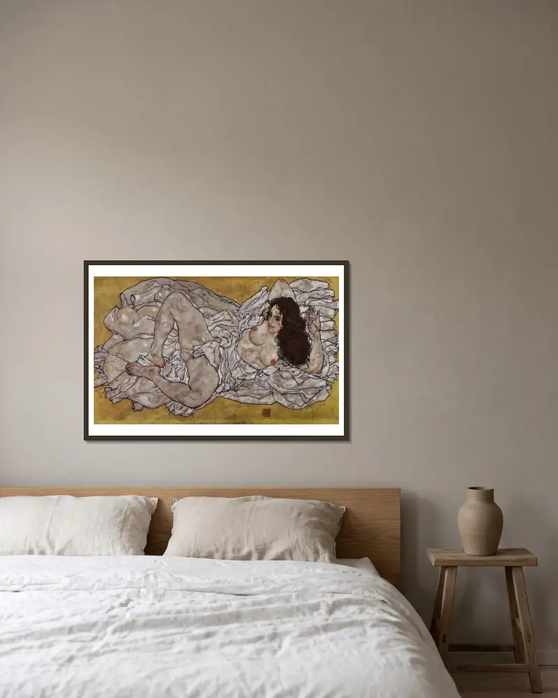 Reclining Woman av Egon Schiele inramad på en vägg
