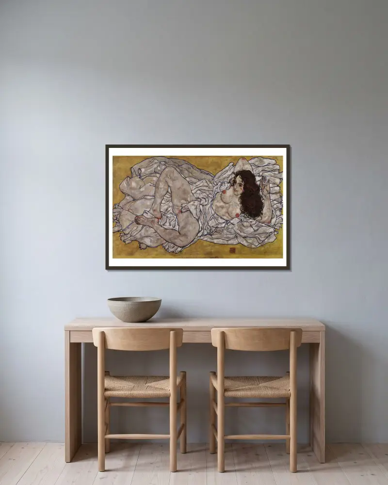Reclining Woman av Egon Schiele inramad på en vägg