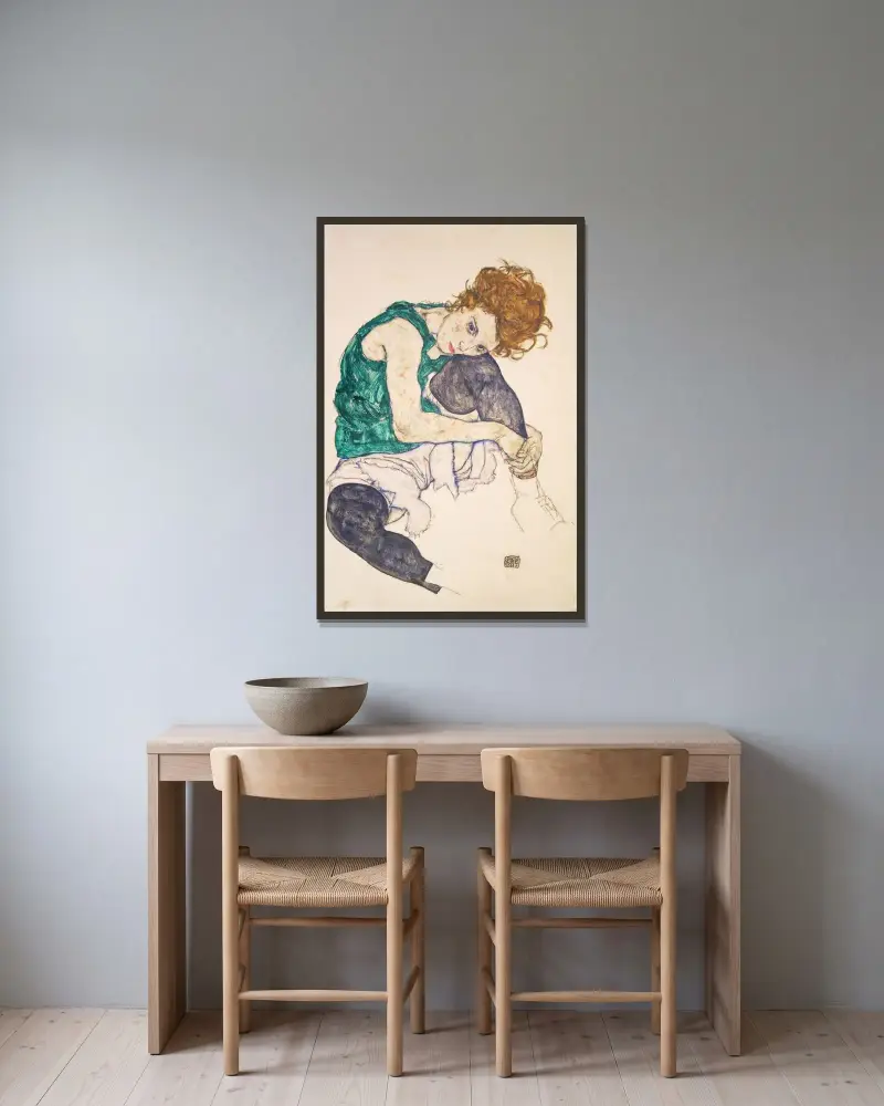 Seated Woman with Bent Knees (Adele Herms) av Egon Schiele inramad på en vägg